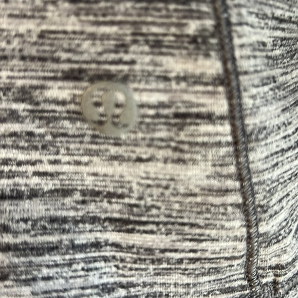 Lululemon long sleeve tee size 8 - Picture 3 of 4